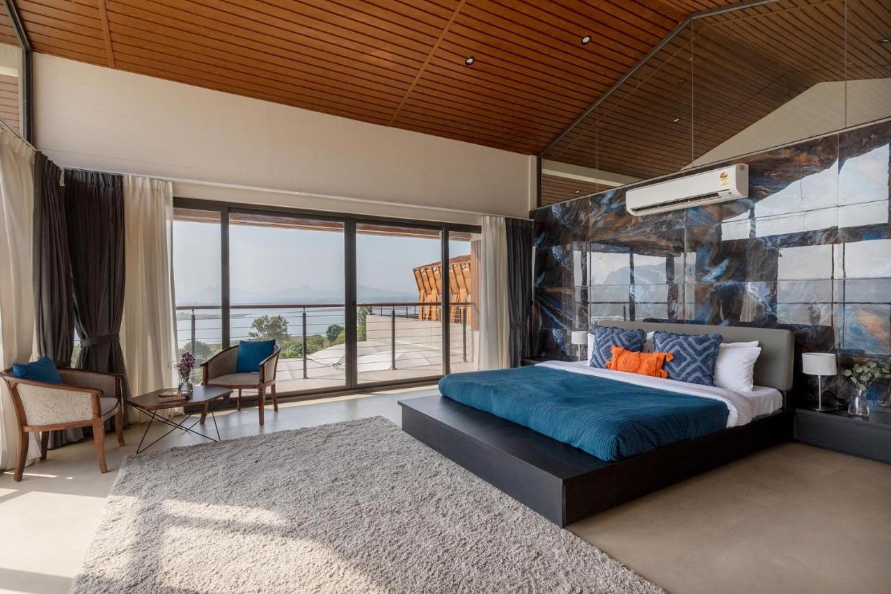 Pearl Lakeview Mansion By Stayvista - Lakeside Villa With Infinity Pool, Jacuzzi, In-House Theatre & Games Room 伊加特普里 外观 照片