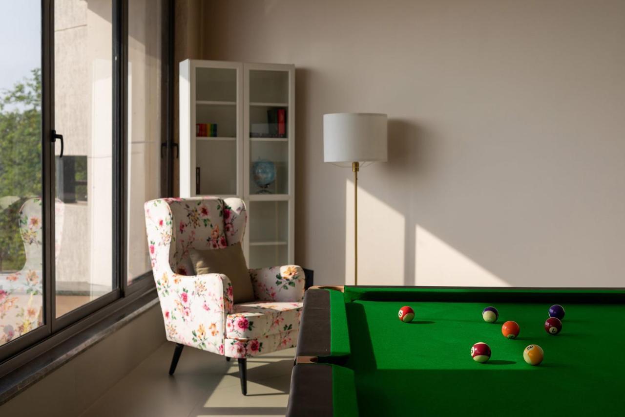 Pearl Lakeview Mansion By Stayvista - Lakeside Villa With Infinity Pool, Jacuzzi, In-House Theatre & Games Room 伊加特普里 外观 照片
