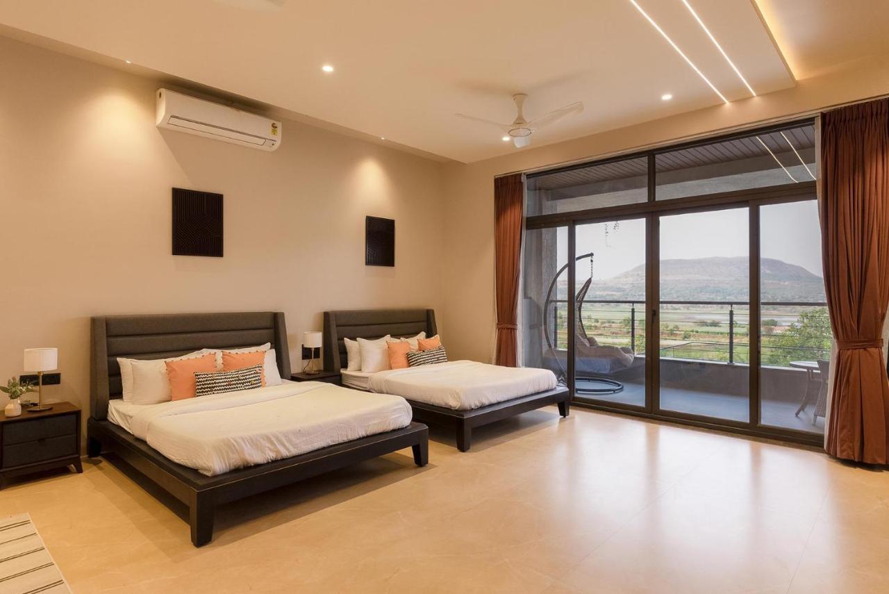 Pearl Lakeview Mansion By Stayvista - Lakeside Villa With Infinity Pool, Jacuzzi, In-House Theatre & Games Room 伊加特普里 外观 照片