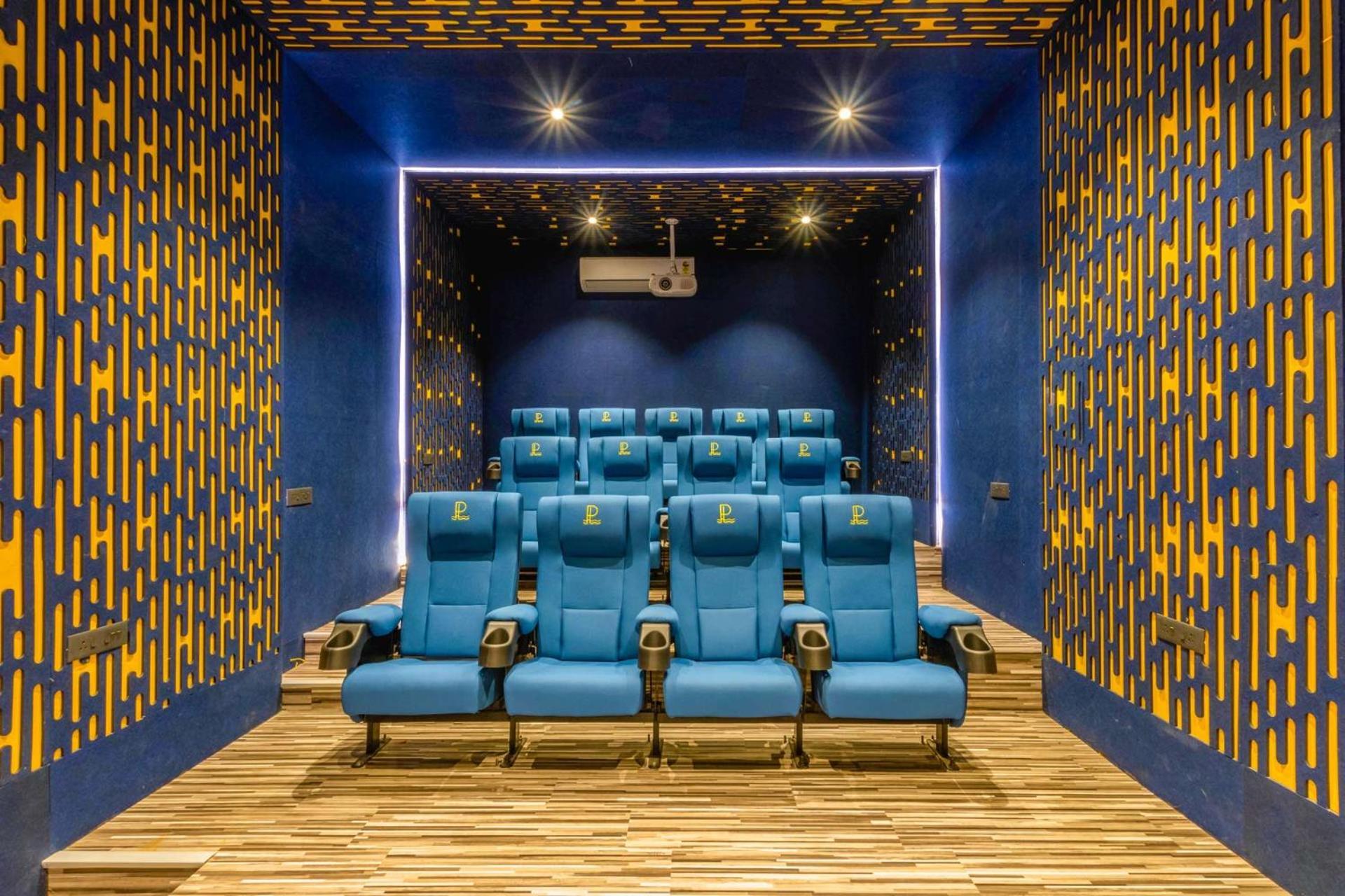 Pearl Lakeview Mansion By Stayvista - Lakeside Villa With Infinity Pool, Jacuzzi, In-House Theatre & Games Room 伊加特普里 外观 照片