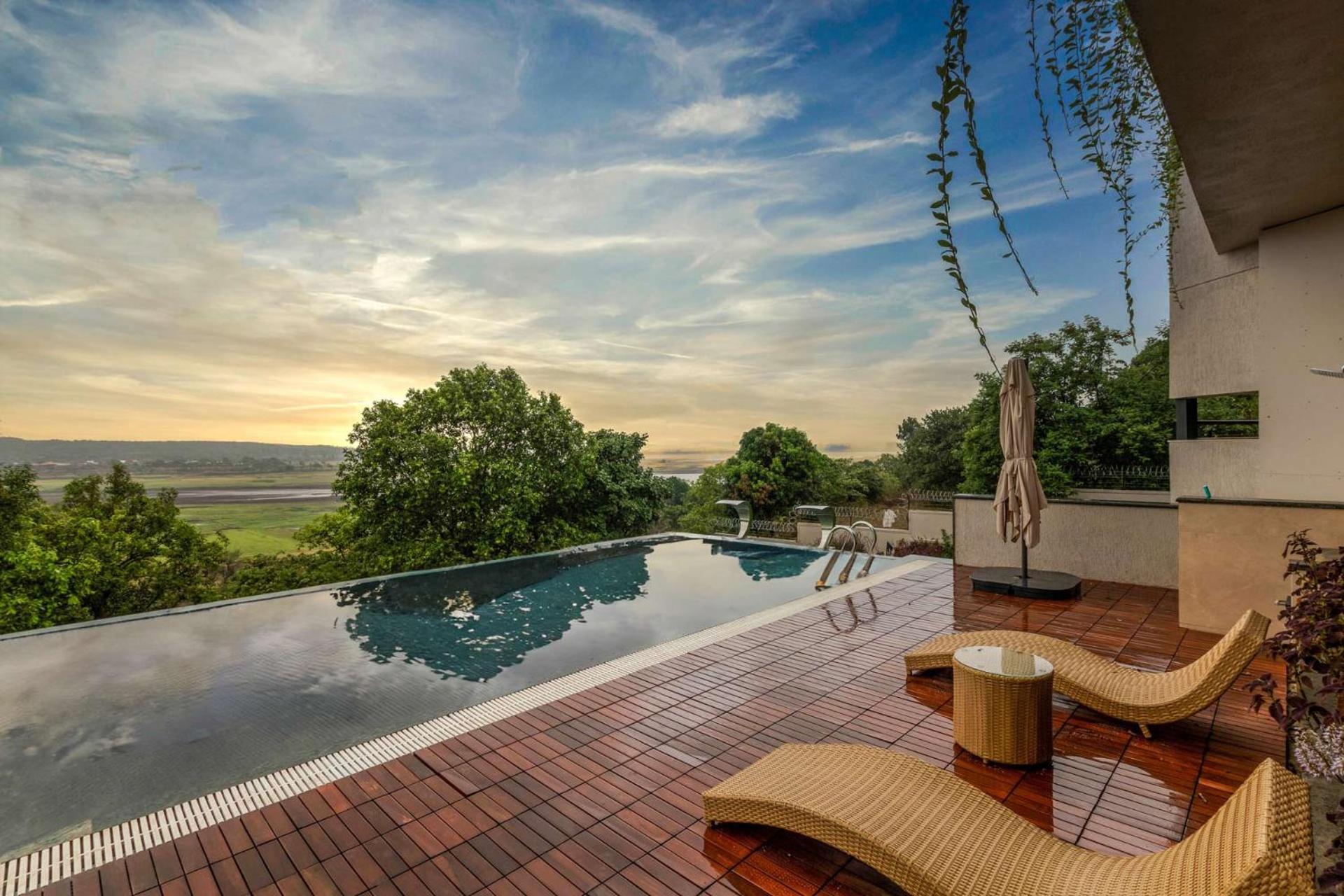 Pearl Lakeview Mansion By Stayvista - Lakeside Villa With Infinity Pool, Jacuzzi, In-House Theatre & Games Room 伊加特普里 外观 照片