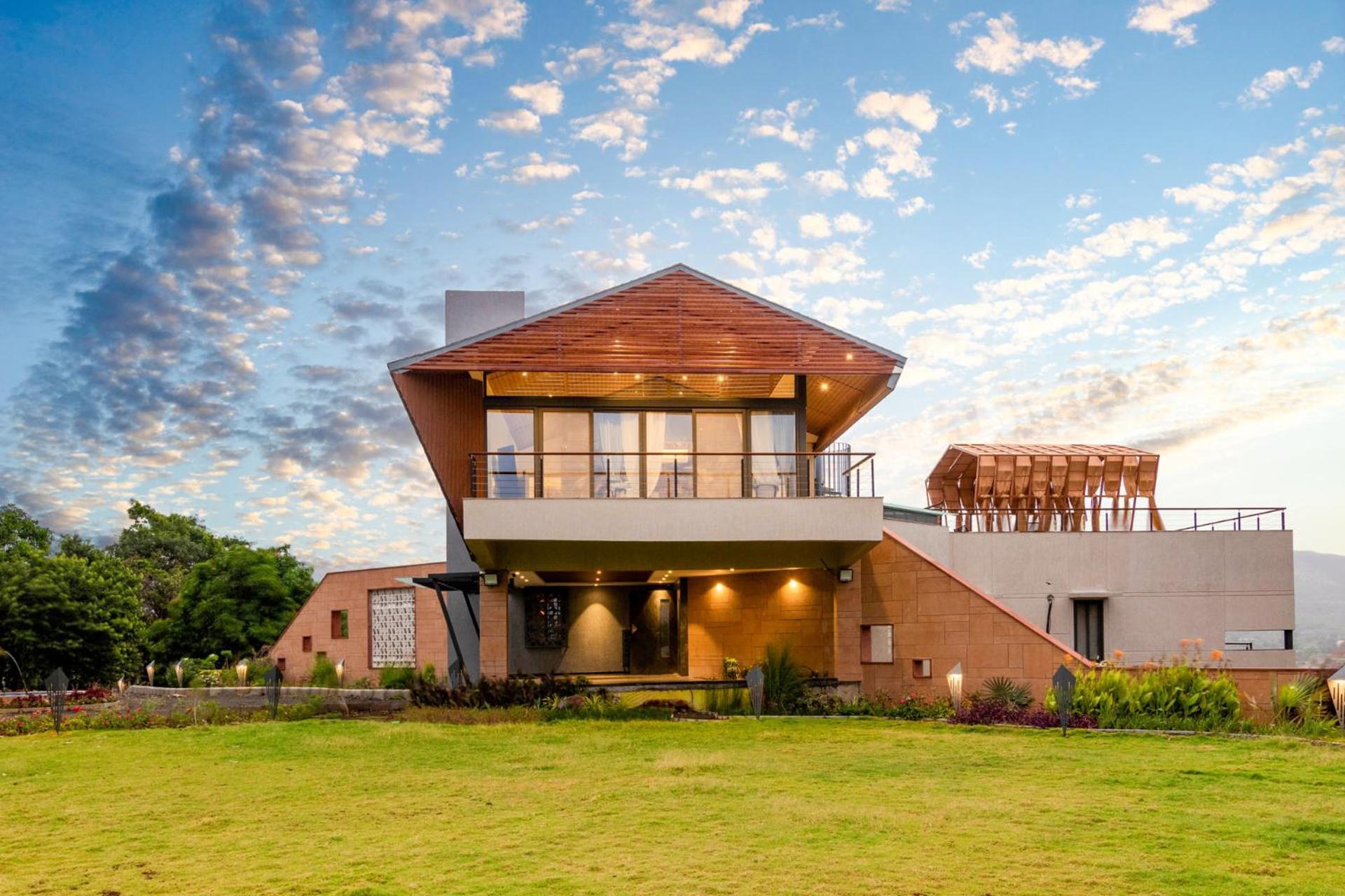 Pearl Lakeview Mansion By Stayvista - Lakeside Villa With Infinity Pool, Jacuzzi, In-House Theatre & Games Room 伊加特普里 外观 照片