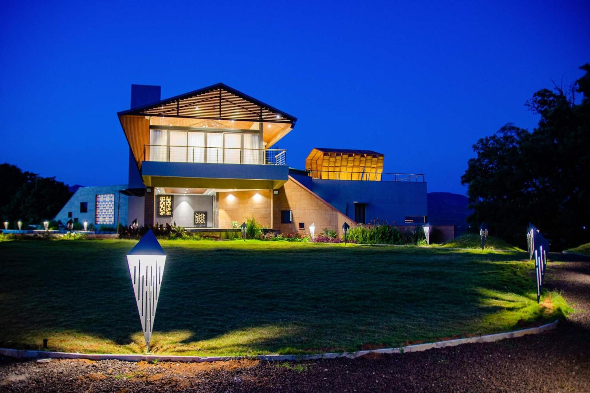 Pearl Lakeview Mansion By Stayvista - Lakeside Villa With Infinity Pool, Jacuzzi, In-House Theatre & Games Room 伊加特普里 外观 照片