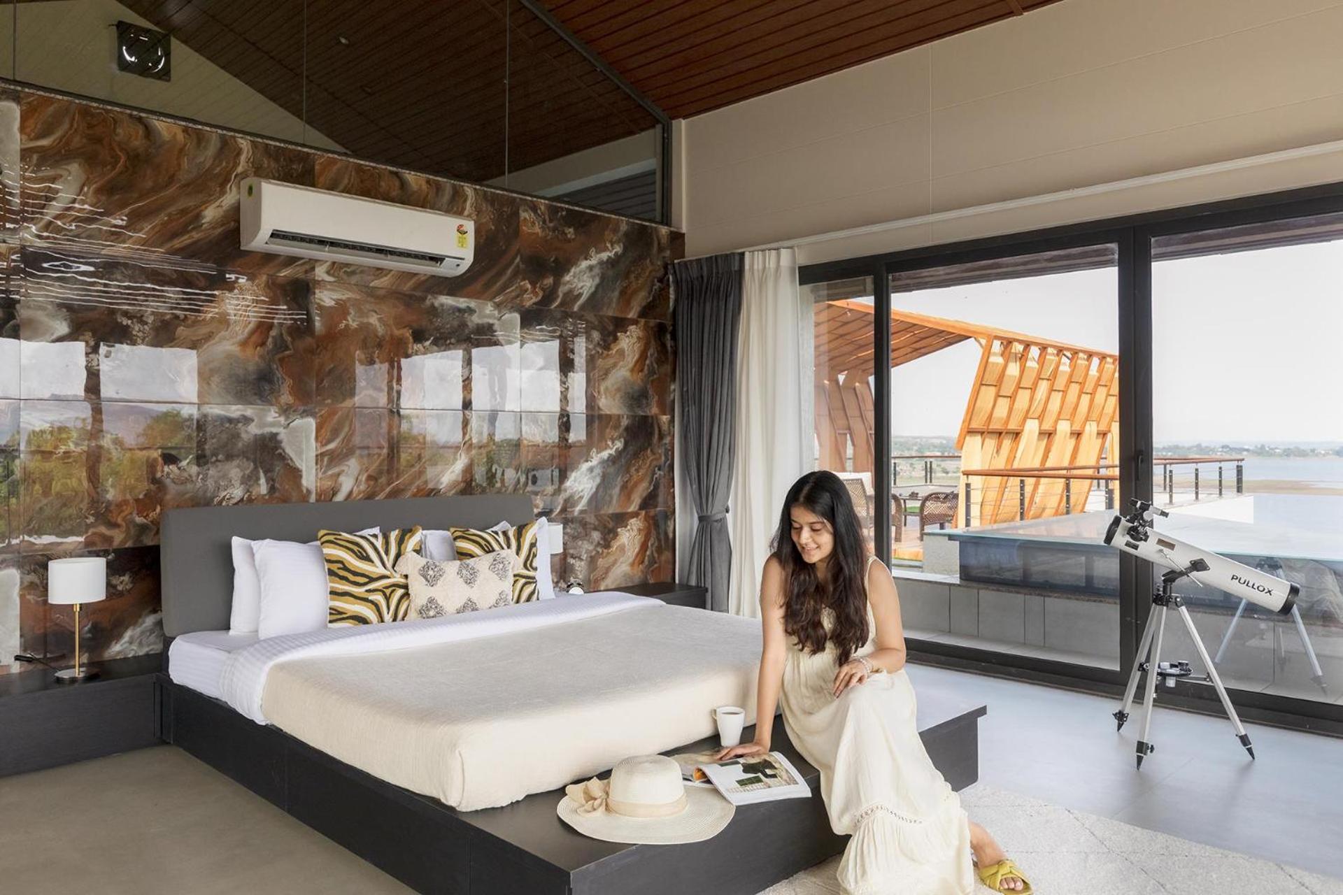 Pearl Lakeview Mansion By Stayvista - Lakeside Villa With Infinity Pool, Jacuzzi, In-House Theatre & Games Room 伊加特普里 外观 照片