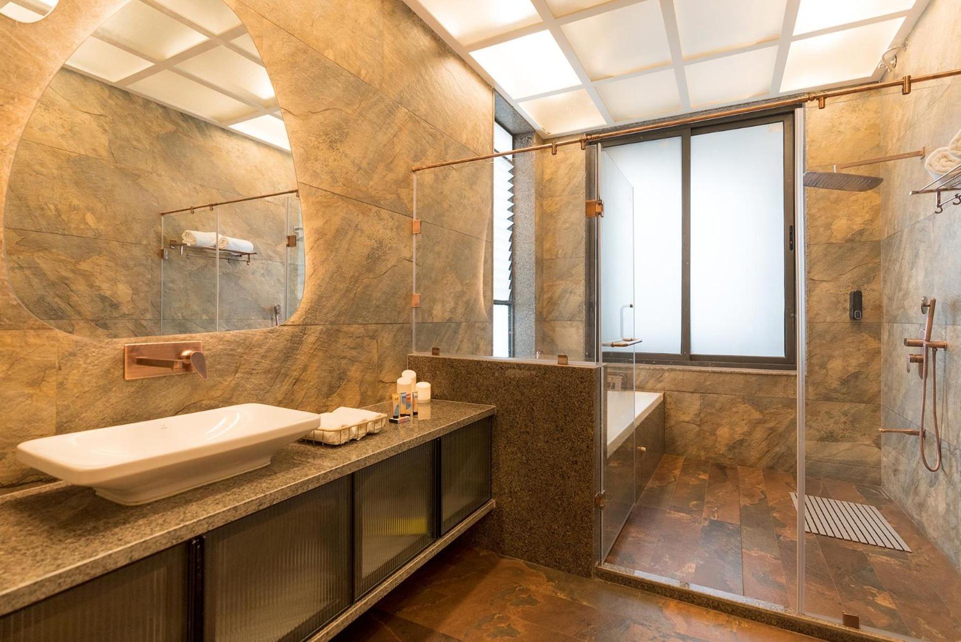 Pearl Lakeview Mansion By Stayvista - Lakeside Villa With Infinity Pool, Jacuzzi, In-House Theatre & Games Room 伊加特普里 外观 照片