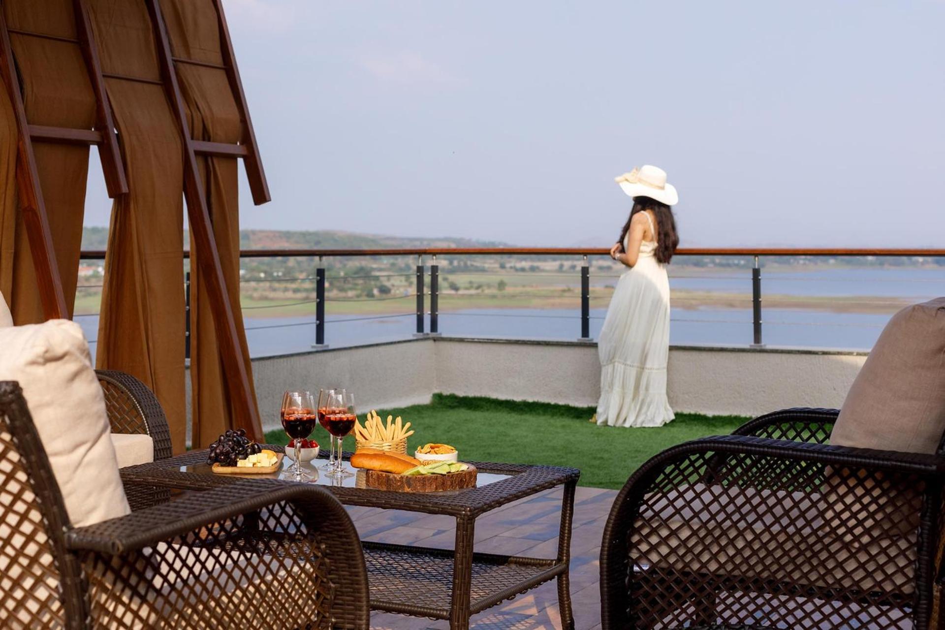 Pearl Lakeview Mansion By Stayvista - Lakeside Villa With Infinity Pool, Jacuzzi, In-House Theatre & Games Room 伊加特普里 外观 照片
