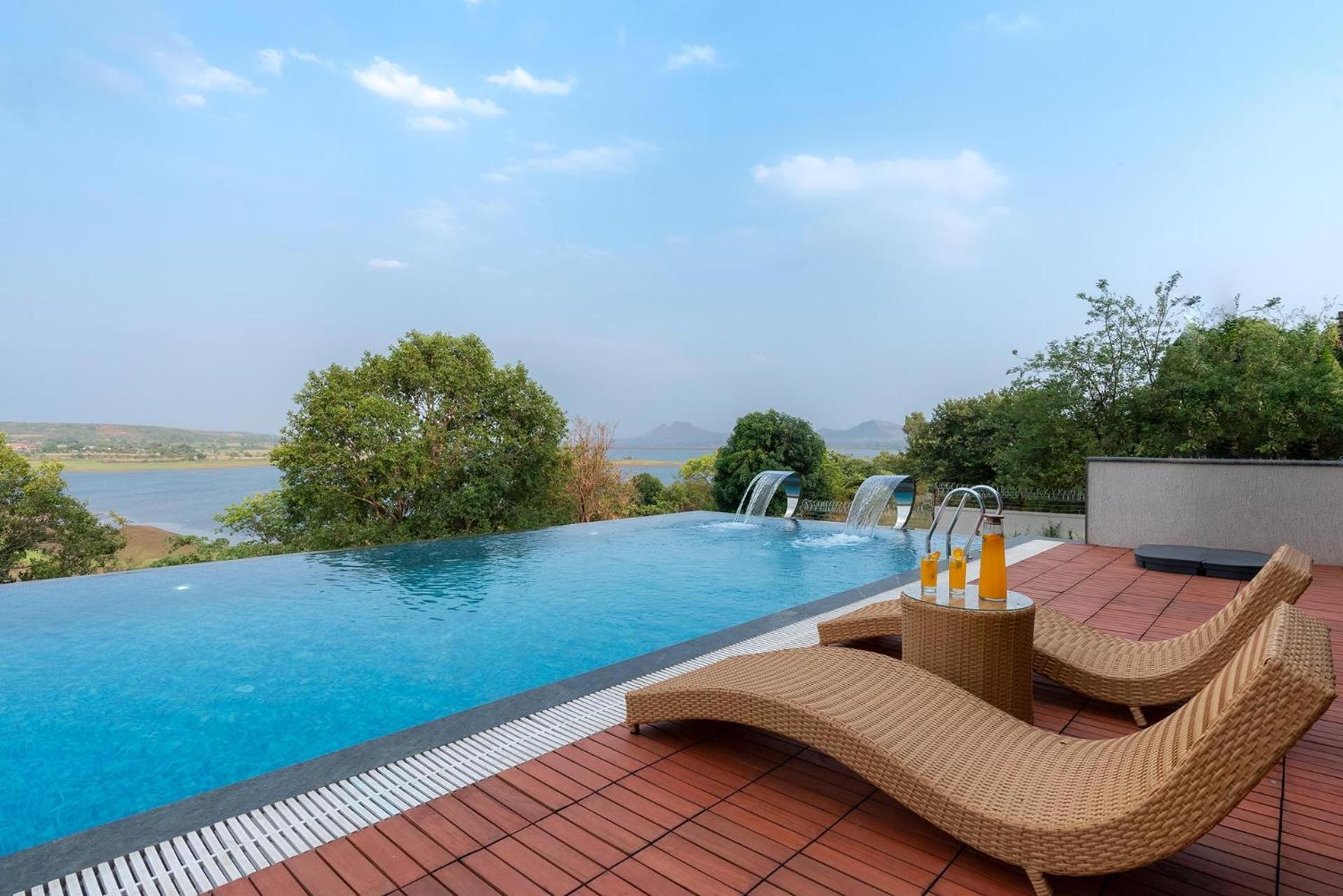 Pearl Lakeview Mansion By Stayvista - Lakeside Villa With Infinity Pool, Jacuzzi, In-House Theatre & Games Room 伊加特普里 外观 照片