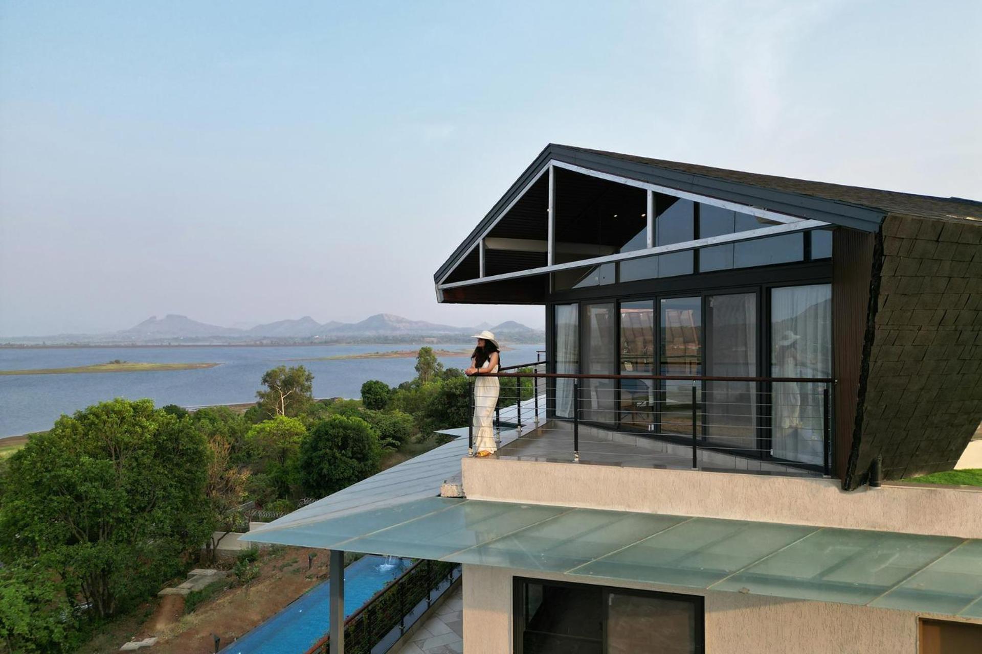 Pearl Lakeview Mansion By Stayvista - Lakeside Villa With Infinity Pool, Jacuzzi, In-House Theatre & Games Room 伊加特普里 外观 照片