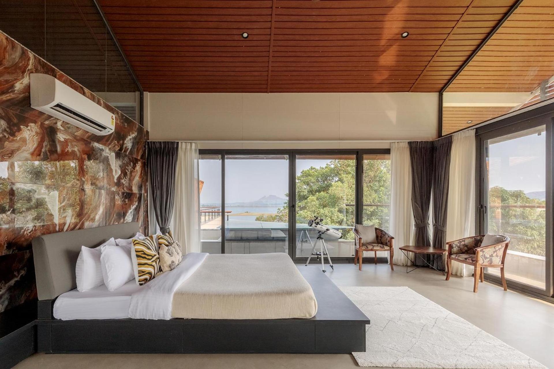 Pearl Lakeview Mansion By Stayvista - Lakeside Villa With Infinity Pool, Jacuzzi, In-House Theatre & Games Room 伊加特普里 外观 照片