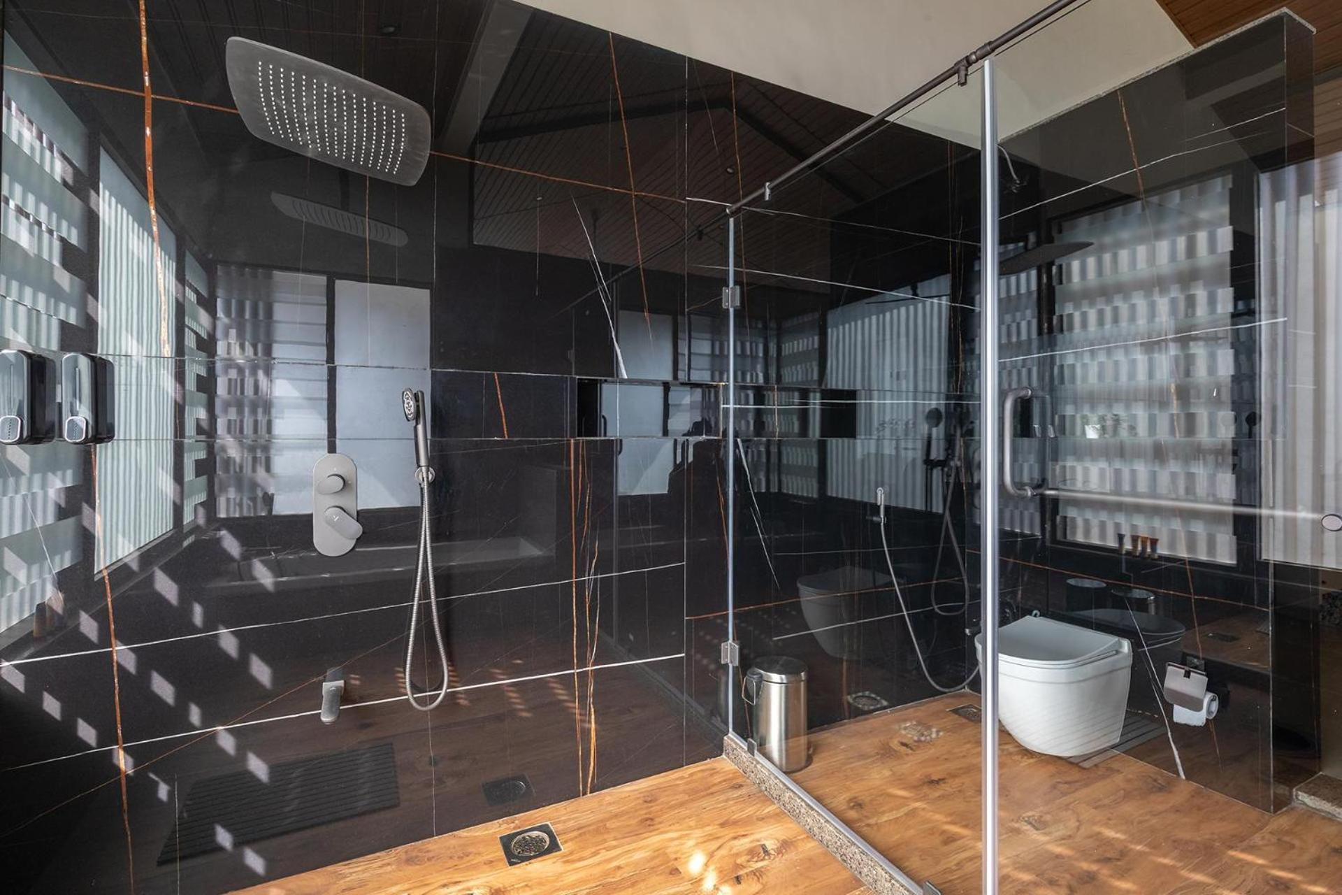 Pearl Lakeview Mansion By Stayvista - Lakeside Villa With Infinity Pool, Jacuzzi, In-House Theatre & Games Room 伊加特普里 外观 照片